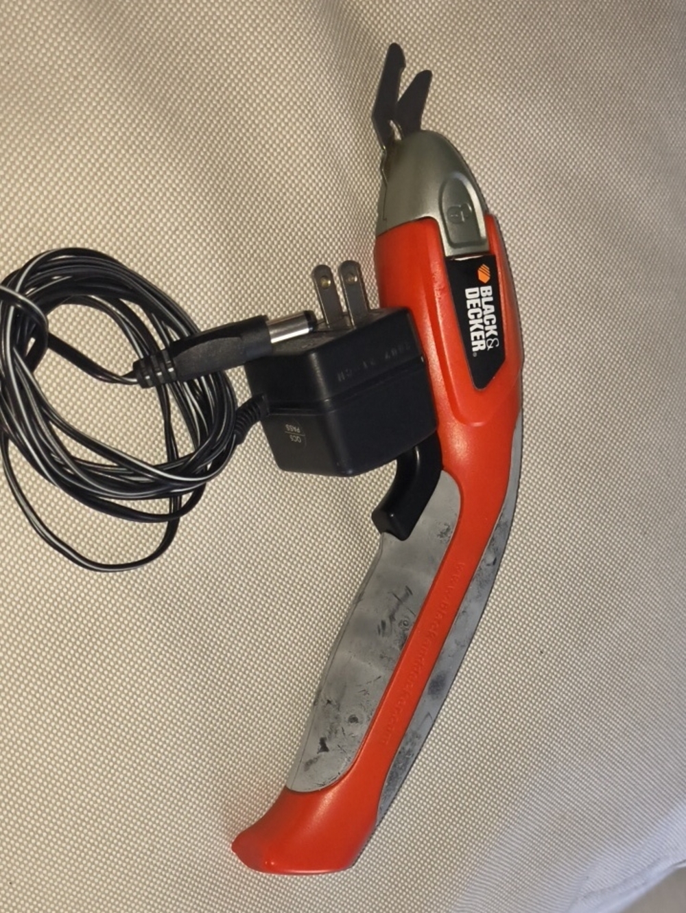 Black & Decker Red......Fabric and leather cutter